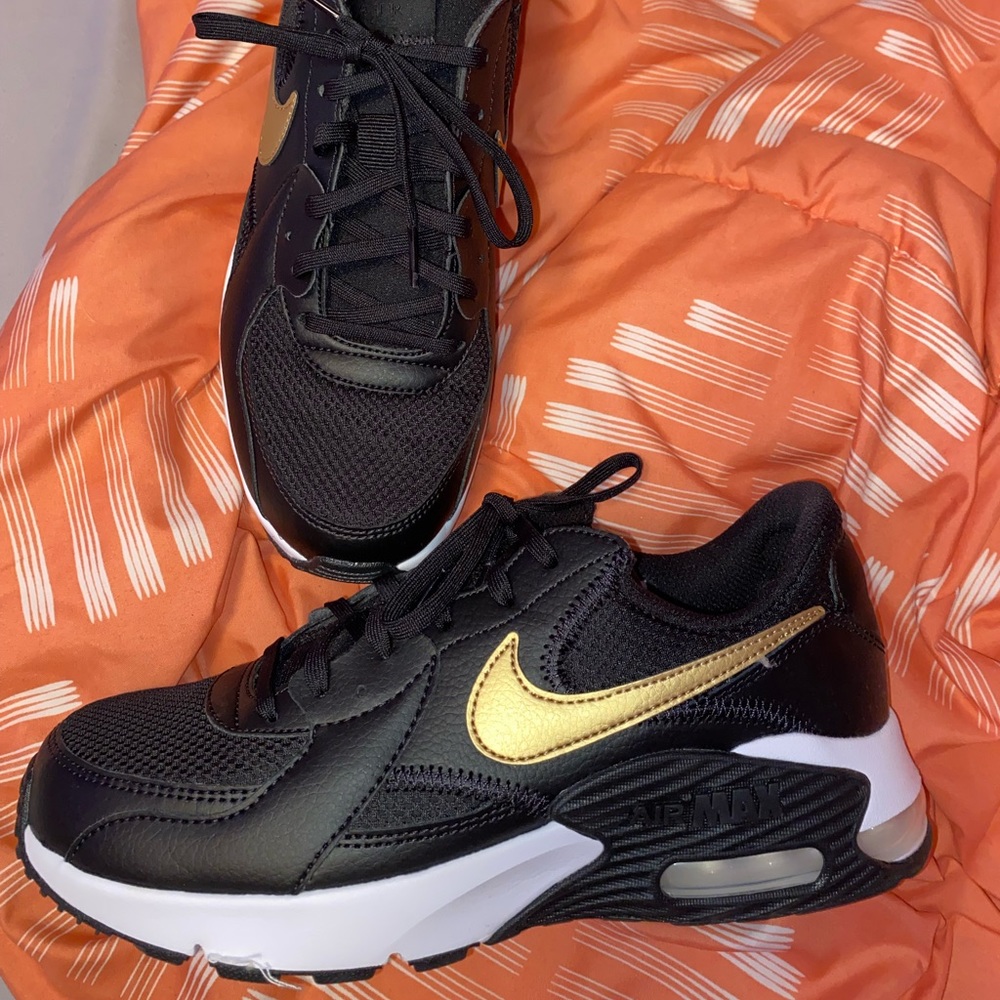 WOMENS NIKE AIR SHOES